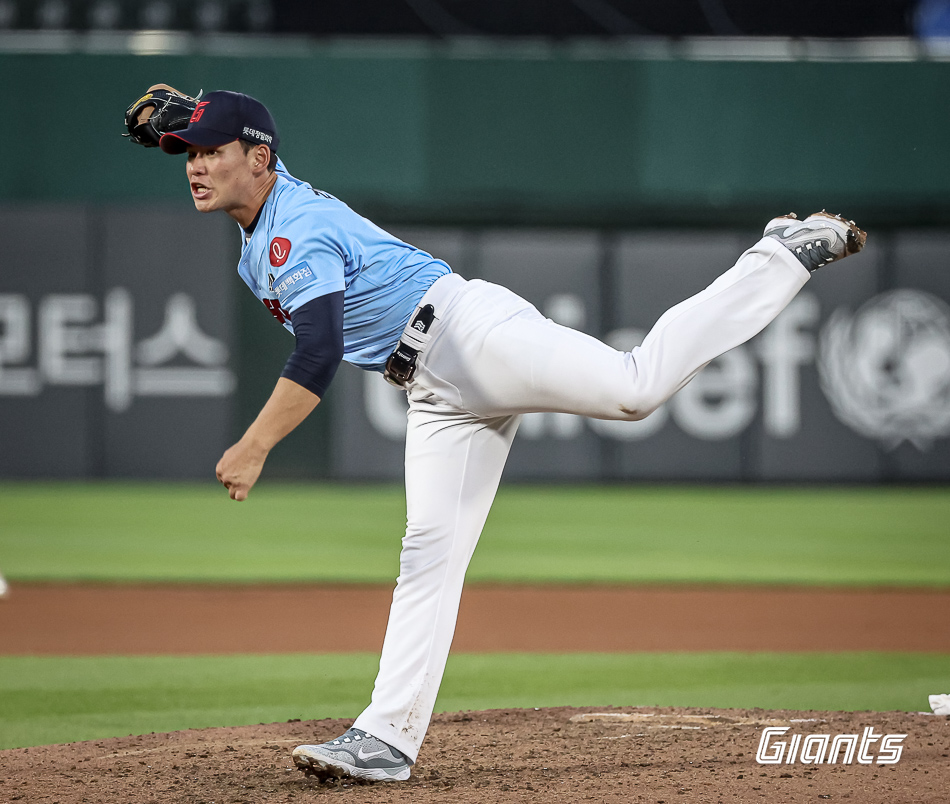 롯데 투수 김진욱은 13일 사직구장에서 열린 '2024 신한 SOL Bank KBO 리그' KT와 주말 3연전 두 번째 경기에서 선발 등판했다. 5⅓이닝 1실점으로 호투했지만, 승리 투수가 되지 못했다. 롯데 자이언츠