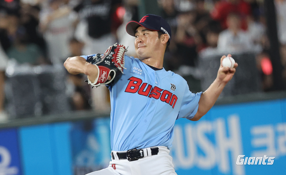 롯데 투수 진해수는 13일 사직구장에서 열린 '2024 신한 SOL Bank KBO 리그' KT와 주말 3연전 두 번째 경기에서 구원 등판했다. 대타 오재일과 승부에서 역전 3점 홈런을 맞아 팀 승리를 지키지 못했다. 롯데 자이언츠