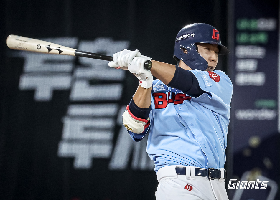 롯데 외야수 이정훈은 14일 사직구장에서 열릴 '2024 신한 SOL Bank KBO 리그' KT와 주말 3연전 마지막 경기에서 5번 지명타자로 선발 출전한다. 지난달 25일 사직 KIA전 이후 모처럼 선발 출전이다. 롯데 자이언츠