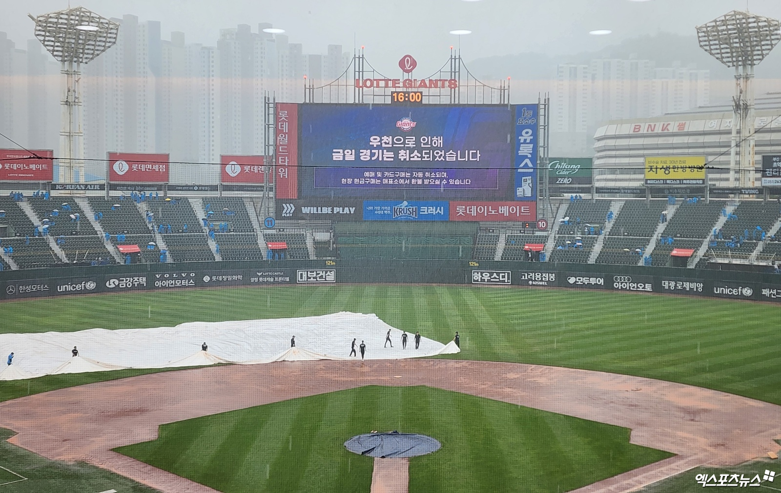 14일 사직구장에서 열릴 예정이던 롯데와 KT의 '2024 신한 SOL Bank KBO 리그' 주말 3연전 마지막 경기는 비로 취소됐다. 이로써 KT는 12일 첫 경기에서 5-4로 이기고, 13일 2차전에서 6-3으로 이기는 등 2연전을 모두 이긴 채 16~18일 키움 히어로즈와의 주중 3연전을 맞게 됐다. 롯데는 같은 기간 두산과 울산에서 3연전을 치른다. 사직, 박정현 기자