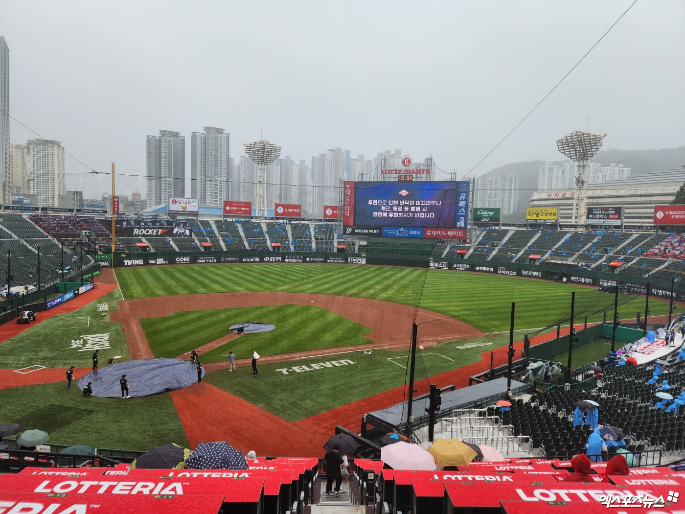 14일 사직구장에서 열릴 예정이던 롯데와 KT의 '2024 신한 SOL Bank KBO 리그' 주말 3연전 마지막 경기는 비로 취소됐다. 이로써 KT는 12일 첫 경기에서 5-4로 이기고, 13일 2차전에서 6-3으로 이기는 등 2연전을 모두 이긴 채 16~18일 키움 히어로즈와의 주중 3연전을 맞게 됐다. 롯데는 같은 기간 두산과 울산에서 3연전을 치른다. 사직, 박정현 기자