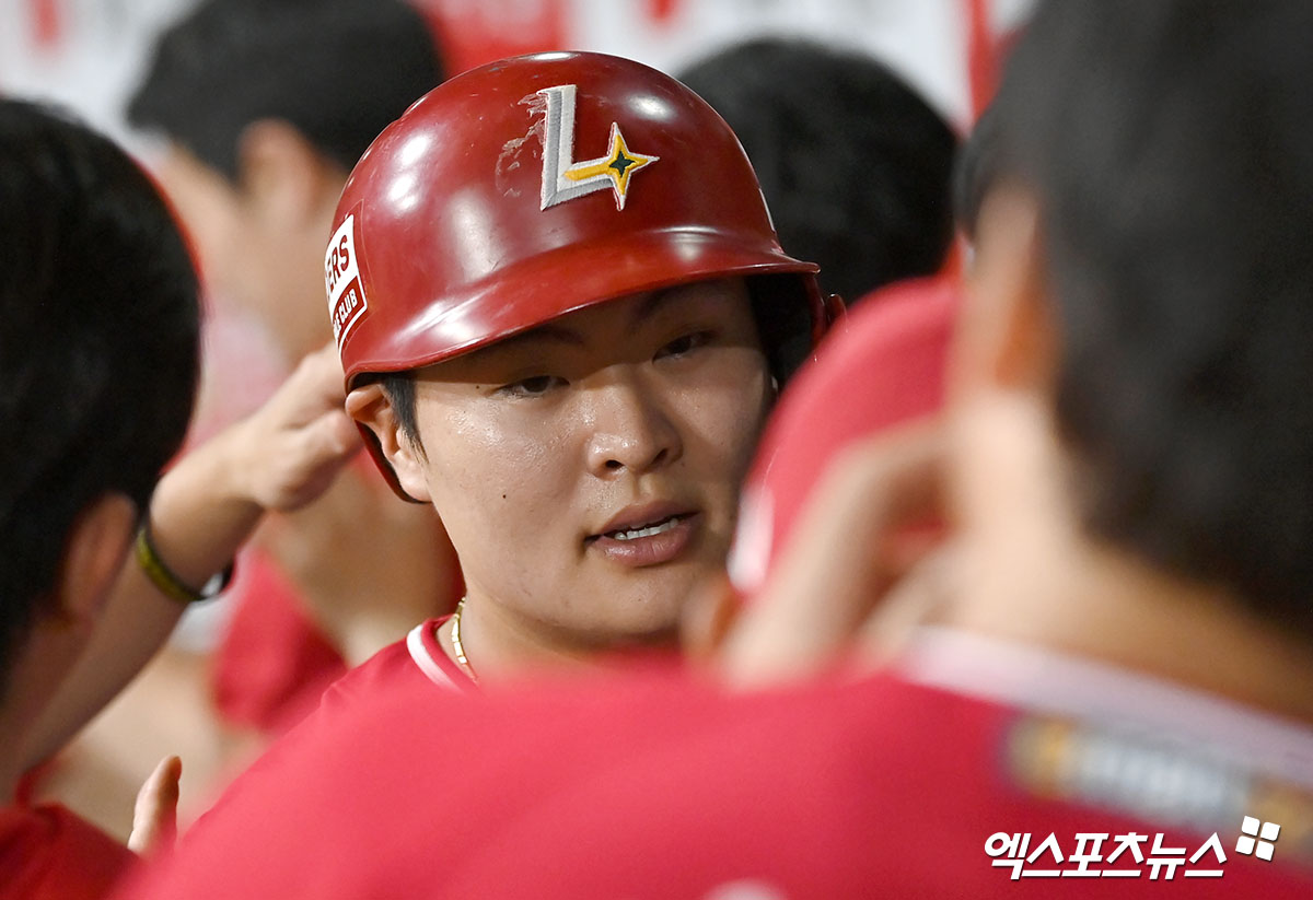 1일 오후 서울 구로구 고척스카이돔에서 열린 '2024 신한 SOL Bank KBO리그' SSG 랜더스와 키움 히어로즈의 경기, 5회초 2사 2루 SSG 고명준이 투런 홈런을 날린 후 더그아웃에서 하이파이브를 하고 있다. 엑스포츠뉴스 DB