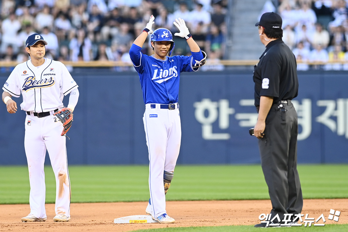 삼성 라이온즈 내야수 이재현이 14일 서울 잠실야구장에서 열린 두산 베어스와의 원정경기에서 안타를 친 뒤 세리머니하고 있다. 잠실, 고아라 기자