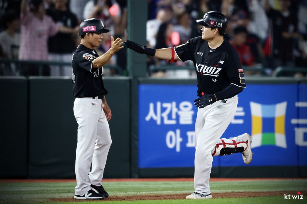 KT 내야수 오재일(오른쪽)은 13일 사직구장에서 열린 '2024 신한 SOL Bank KBO 리그' 롯데와 주말 3연전 두 번째 경기에서 결승 3점 홈런으로 팀 승리에 힘을 보탰다. KT 위즈