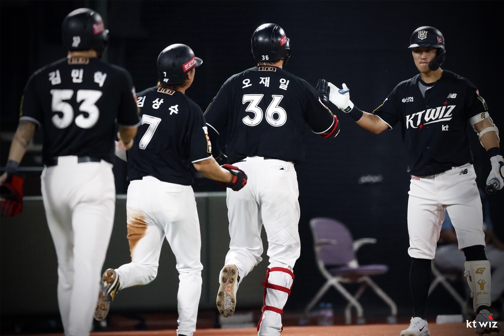 KT 내야수 오재일(36번)은 13일 사직구장에서 열린 '2024 신한 SOL Bank KBO 리그' 롯데와 주말 3연전 두 번째 경기에서 결승 3점 홈런으로 팀 승리에 힘을 보탰다. KT 위즈