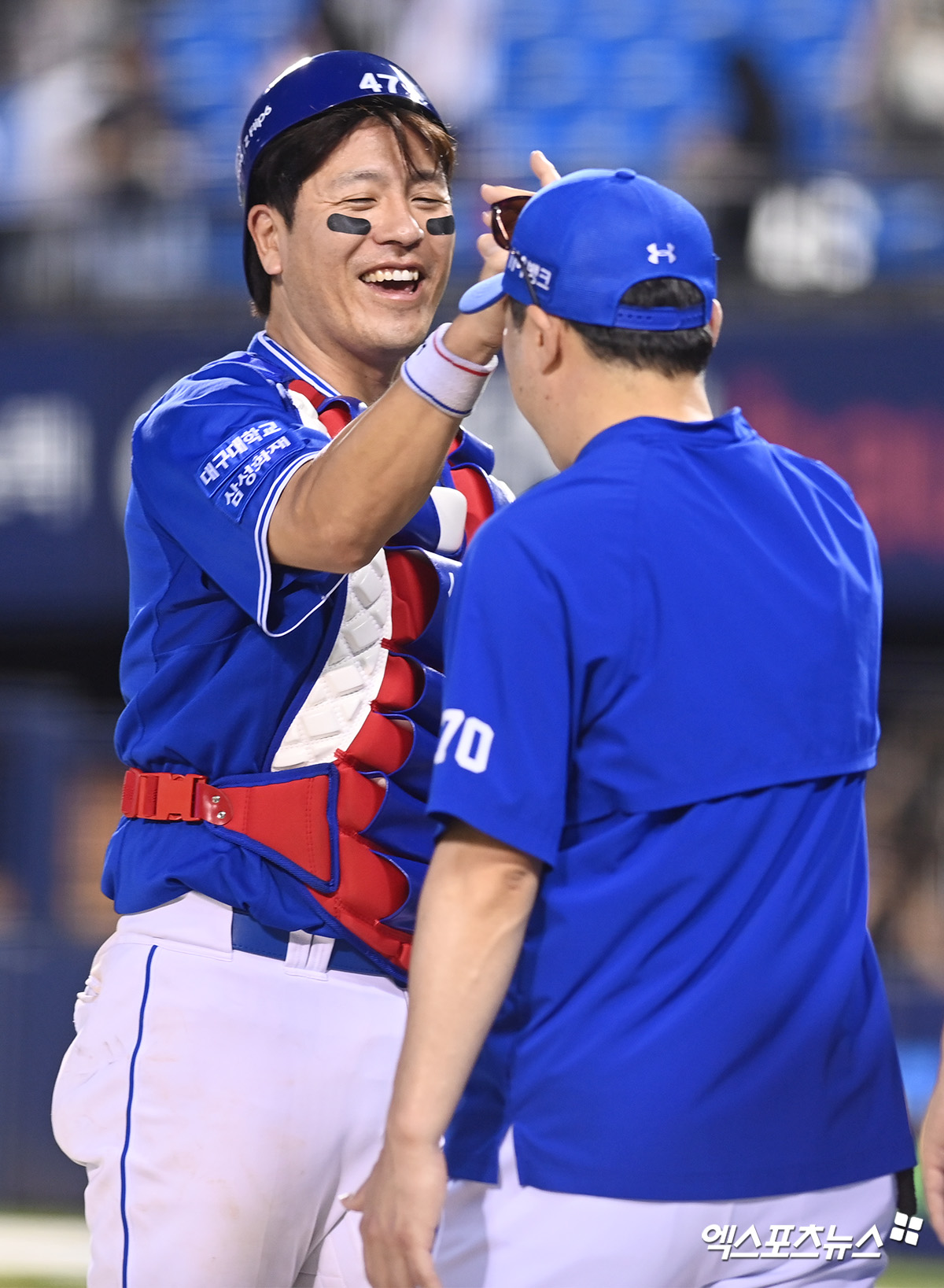 삼성 라이온즈 포수 강민호가 14일 서울 잠실야구장에서 열린 두산 베어스와의 원정경기에서 승리를 이끈 뒤 박진만 감독과 하이파이브하고 있다. 잠실, 고아라 기자