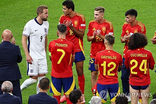 스페인은 15일 독일 베를린에 위치한 올림피아슈타디온 베를린에서 열린 유럽축구연맹(UEFA) 2024 유럽축구선수권대회(유로 2024) 결승전서 니코 윌리엄스, 미켈 오야르사발의 골을 앞세워 콜 팔머가 한 골 만회한 잉글랜드에 1-0 승리했다. 2008년, 2012년 2회 연속 우승을 거뒀던 스페인은 12년 만에 오른 결승 무대에서 우승컵을 품에 안았다. 반면, 잉글랜드는 지난 유로 2020에 이어 2회 연속 결승에 진출하고도 준우승에 머물고 말았다. 해리 케인이 준우승 메달을 받은 뒤 침통한 표정으로 시상식을 떠나고 있다. 연합뉴스