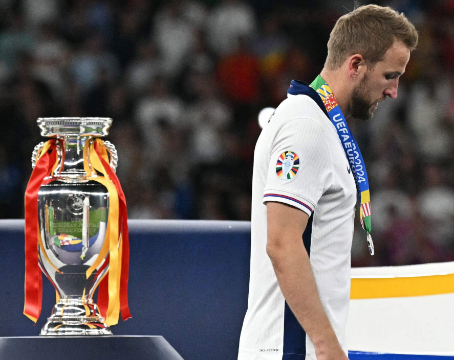 스페인은 15일 독일 베를린에 위치한 올림피아슈타디온 베를린에서 열린 유럽축구연맹(UEFA) 2024 유럽축구선수권대회(유로 2024) 결승전서 니코 윌리엄스, 미켈 오야르사발의 골을 앞세워 콜 팔머가 한 골 만회한 잉글랜드에 1-0 승리했다. 2008년, 2012년 2회 연속 우승을 거뒀던 스페인은 12년 만에 오른 결승 무대에서 우승컵을 품에 안았다. 반면, 잉글랜드는 지난 유로 2020에 이어 2회 연속 결승에 진출하고도 준우승에 머물고 말았다. 해리 케인이 준우승 메달을 받은 뒤 침통한 표정으로 시상식을 떠나고 있다. 연합뉴스