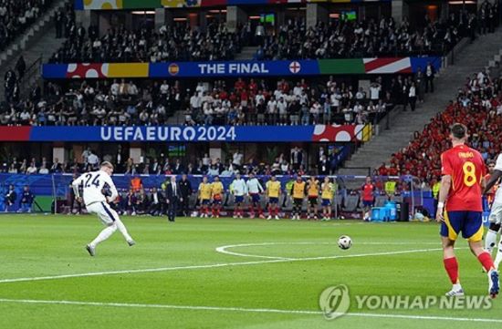 잉글랜드가 낳은 축구 스타 해리 케인이 유로 2024 결승전에서 선발로 나섰으나 부진 끝에 후반 교체아웃되더니 팀도 스페인에 1-2로 패했다. 이로써 케인은 각종 대회 득점왕을 휩쓸었음에도 클럽대항전과 국가대항전에서 단 하나의 트로피도 얻지 못하는 '무관' 징크스를 계속 이어가게 됐다. 연합뉴스