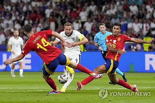 잉글랜드가 낳은 축구 스타 해리 케인이 유로 2024 결승전에서 선발로 나섰으나 부진 끝에 후반 교체아웃되더니 팀도 스페인에 1-2로 패했다. 이로써 케인은 각종 대회 득점왕을 휩쓸었음에도 클럽대항전과 국가대항전에서 단 하나의 트로피도 얻지 못하는 '무관' 징크스를 계속 이어가게 됐다. 연합뉴스