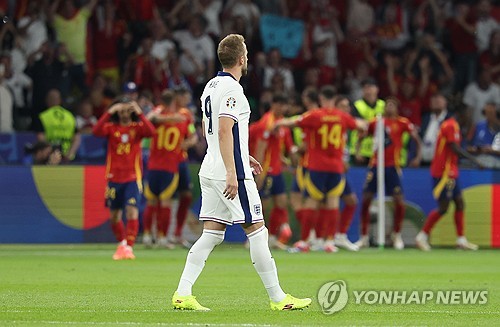 잉글랜드가 낳은 축구 스타 해리 케인이 유로 2024 결승전에서 선발로 나섰으나 부진 끝에 후반 교체아웃되더니 팀도 스페인에 1-2로 패했다. 이로써 케인은 각종 대회 득점왕을 휩쓸었음에도 클럽대항전과 국가대항전에서 단 하나의 트로피도 얻지 못하는 '무관' 징크스를 계속 이어가게 됐다. 연합뉴스