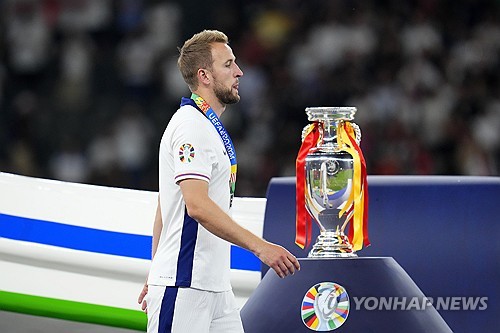 잉글랜드가 낳은 축구 스타 해리 케인이 유로 2024 결승전에서 선발로 나섰으나 부진 끝에 후반 교체아웃되더니 팀도 스페인에 1-2로 패했다. 이로써 케인은 각종 대회 득점왕을 휩쓸었음에도 클럽대항전과 국가대항전에서 단 하나의 트로피도 얻지 못하는 '무관' 징크스를 계속 이어가게 됐다. 연합뉴스