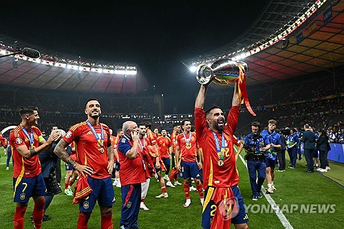 스페인은 15일 독일 베를린 올림픽 경기장에서 열린 유럽축구연맹 2024 유럽축구선수권대회 결승에서 잉글랜드를 2-1로 누르고 정상에 올랐다. 12년 만에 우승컵을 탈환한 스페인은 이번 대회 통산 4회 정상 등극에 성공하면서 최다 우승국으로 올라서게 됐다. 스페인은 7경기를 모두 이기면서 완벽한 우승으로 대회를 마무리했다. 연합뉴스