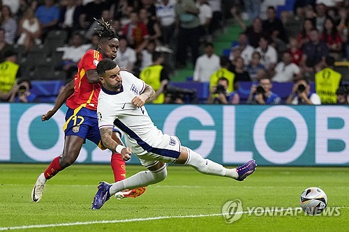 잉글랜드가 낳은 축구 스타 해리 케인이 유로 2024 결승전에서 선발로 나섰으나 부진 끝에 후반 교체아웃되더니 팀도 스페인에 1-2로 패했다. 이로써 케인은 각종 대회 득점왕을 휩쓸었음에도 클럽대항전과 국가대항전에서 단 하나의 트로피도 얻지 못하는 '무관' 징크스를 계속 이어가게 됐다. 연합뉴스