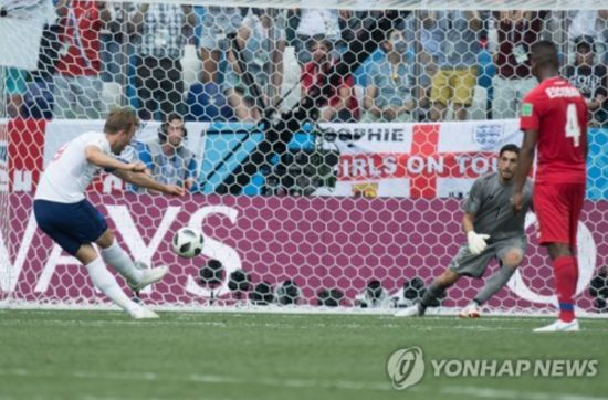 잉글랜드가 낳은 축구 스타 해리 케인이 유로 2024 결승전에서 선발로 나섰으나 부진 끝에 후반 교체아웃되더니 팀도 스페인에 1-2로 패했다. 이로써 케인은 각종 대회 득점왕을 휩쓸었음에도 클럽대항전과 국가대항전에서 단 하나의 트로피도 얻지 못하는 '무관' 징크스를 계속 이어가게 됐다. 연합뉴스