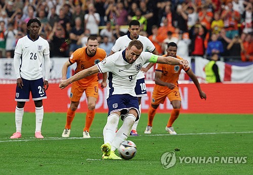 잉글랜드가 낳은 축구 스타 해리 케인이 유로 2024 결승전에서 선발로 나섰으나 부진 끝에 후반 교체아웃되더니 팀도 스페인에 1-2로 패했다. 이로써 케인은 각종 대회 득점왕을 휩쓸었음에도 클럽대항전과 국가대항전에서 단 하나의 트로피도 얻지 못하는 '무관' 징크스를 계속 이어가게 됐다. 연합뉴스