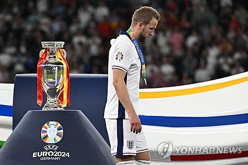 잉글랜드가 낳은 축구 스타 해리 케인이 유로 2024 결승전에서 선발로 나섰으나 부진 끝에 후반 교체아웃되더니 팀도 스페인에 1-2로 패했다. 이로써 케인은 각종 대회 득점왕을 휩쓸었음에도 클럽대항전과 국가대항전에서 단 하나의 트로피도 얻지 못하는 '무관' 징크스를 계속 이어가게 됐다. 연합뉴스