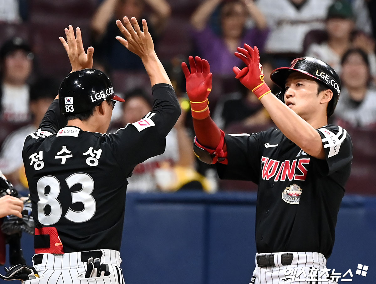 LG 외야수 박해민(오른쪽)은 12~14일 대전 한화생명이글스파크에서 열린 '2024 신한 SOL Bank KBO 리그' 한화와 주말 3연전에서 활약하며 팀의 위닝시리즈를 견인했다. 엑스포츠뉴스 DB