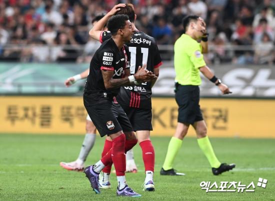 한국프로축구연맹(이하 ‘연맹’)이 이달 31일(수) 서울월드컵경기장에서 열리는 쿠팡플레이 시리즈 1경기 토트넘 홋스퍼와의 경기에 나설 팀 K리그의 ‘팬 일레븐’ 명단을 발표했다.​​​​​​​잉글랜드 축구 국가대표팀 출신이자 프리미어리그 명문팀 맨체스터 유나이티드 출신 제시 린가드(서울)가 쿠팡플레이 시리즈를 통해 토트넘 홋스퍼를 상대한다. 엑스포츠뉴스DB