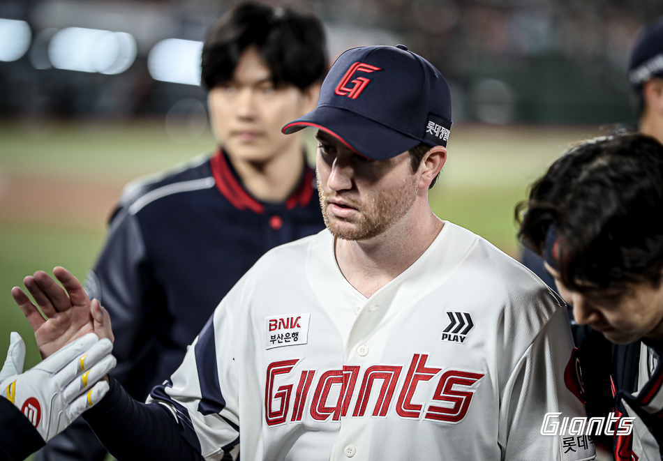 롯데 투수 반즈는 16일 울산 문수야구장에서 열린 '2024 신한 SOL Bank KBO 리그' 두산과 주중 3연전 첫 맞대결에서 선발 등판했다. 이날 7이닝 무실점을 기록해 팀 승리에 힘을 보탰다. 롯데 자이언츠