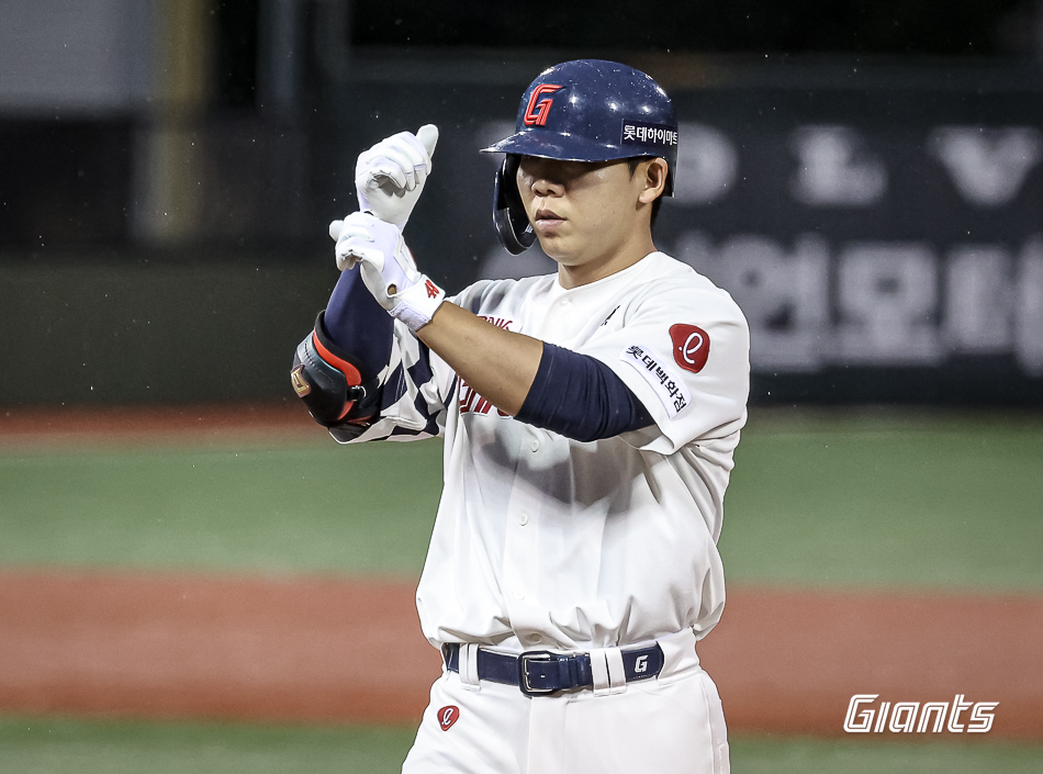 롯데 외야수 이정훈은 16일 울산 문수야구장에서 열린 '2024 신한 SOL Bank KBO 리그' 두산과 주중 3연전 첫 번째 경기에서 6번 지명타자로 선발 출전했다. 지난달 25일 사직 KIA전 이후 21일 만에 선발 라인업에 이름 올렸다. 롯데 자이언츠