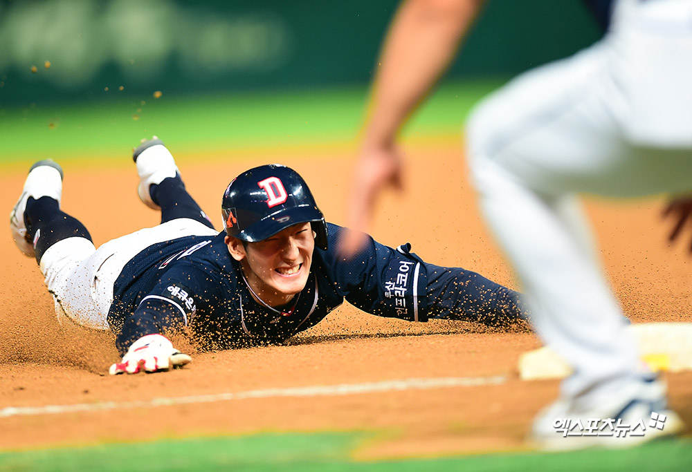 두산 외야수 김태근은 16일 울산 문수야구장에서 열린 '2024 신한 SOL Bank KBO 리그' 롯데와 주중 3연전 첫 경기에서 8번타자 좌익수로 선발 출전했다. 반즈 상대 통산 10타수 4안타로 강세를 보였다. 엑스포츠뉴스 DB