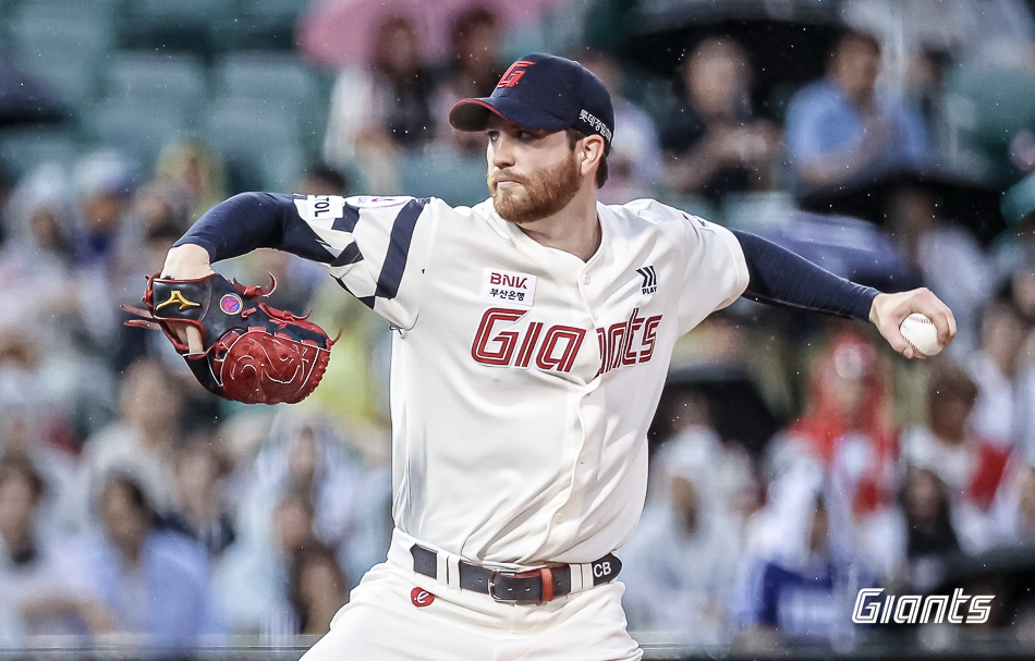 롯데 투수 반즈는 16일 울산 문수야구장에서 열린 '2024 신한 SOL Bank KBO 리그' 두산과 주중 3연전 첫 맞대결에서 선발 등판했다. 이날 7이닝 무실점을 기록해 팀 승리에 힘을 보탰다. 롯데 자이언츠