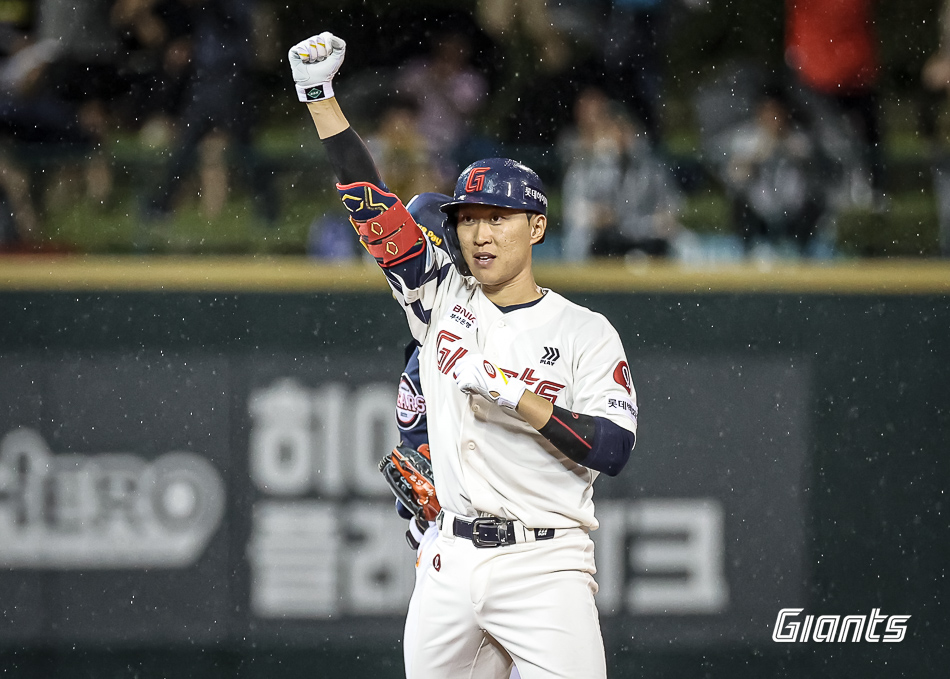 ​​롯데 내야수 박승욱은 16일 울산 문수야구장에서 열린 '2024 신한 SOL Bank KBO 리그' 두산과 주중 3연전 첫 맞대결에서 8번타자 유격수로 선발 출전했다. 7회말 1타점 적시타를 때려내며 결승타를 기록했다. 롯데 자이언츠