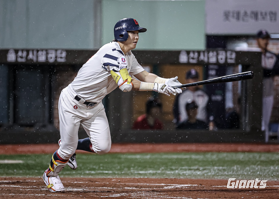 롯데 내야수 최항은 16일 울산 문수야구장에서 열린 '2024 신한 SOL Bank KBO 리그' 두산과 주중 3연전 첫 맞대결에서 7회말 대타로 출전했다. 상대 전진 수비를 뚫고 2타점 적시타를 쳐 팀 승리에 힘을 보탰다. 롯데 자이언츠