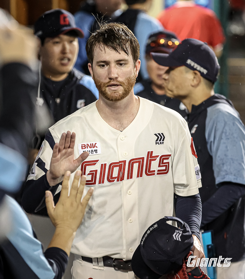 롯데 투수 반즈는 16일 울산 문수야구장에서 열린 '2024 신한 SOL Bank KBO 리그' 두산과 주중 3연전 첫 맞대결에서 선발 등판했다. 이날 7이닝 무실점을 기록해 팀 승리에 힘을 보탰다. 롯데 자이언츠