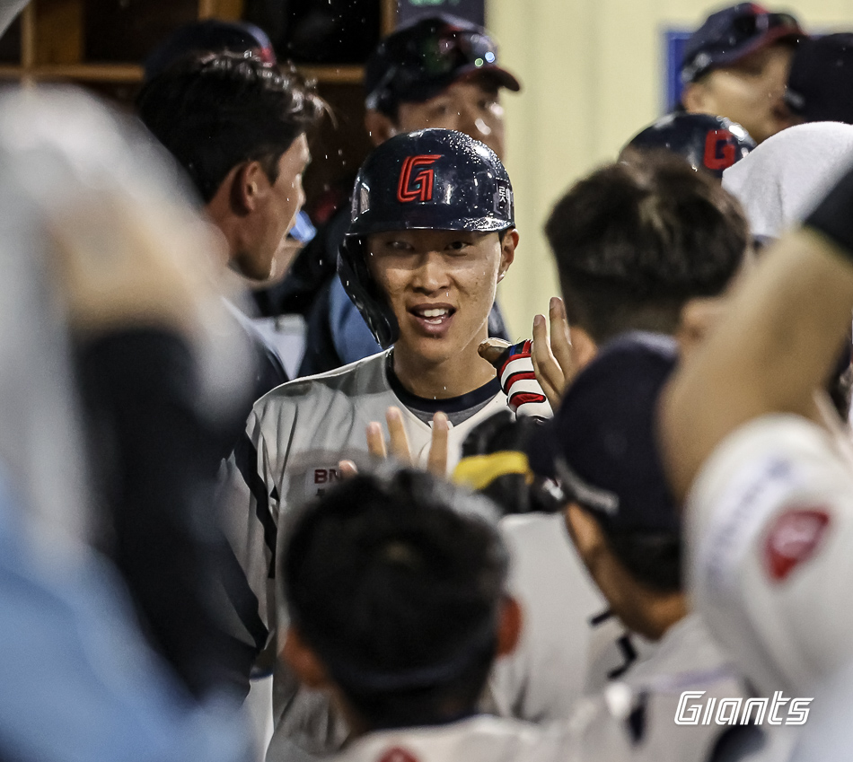 롯데 내야수 박승욱은 16일 울산 문수야구장에서 열린 '2024 신한 SOL Bank KBO 리그' 두산과 주중 3연전 첫 맞대결에서 8번타자 유격수로 선발 출전했다. 7회말 1타점 적시타를 때려내며 결승타를 기록했다. 롯데 자이언츠