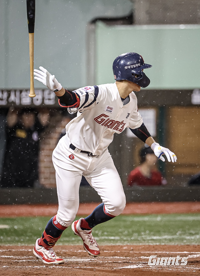 롯데 내야수 박승욱은 16일 울산 문수야구장에서 열린 '2024 신한 SOL Bank KBO 리그' 두산과 주중 3연전 첫 맞대결에서 8번타자 유격수로 선발 출전했다. 7회말 1타점 적시타를 때려내며 결승타를 기록했다. 롯데 자이언츠