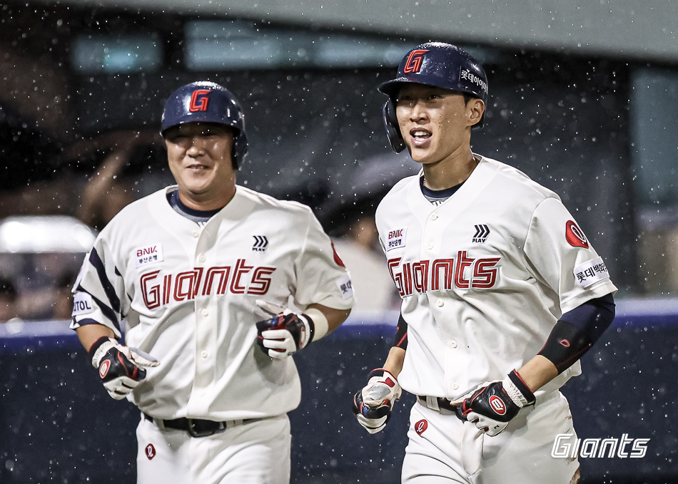 롯데 내야수 박승욱(오른쪽)은 16일 울산 문수야구장에서 열린 '2024 신한 SOL Bank KBO 리그' 두산과 주중 3연전 첫 맞대결에서 8번타자 유격수로 선발 출전했다. 7회말 1타점 적시타를 때려내며 결승타를 기록했다. 롯데 자이언츠