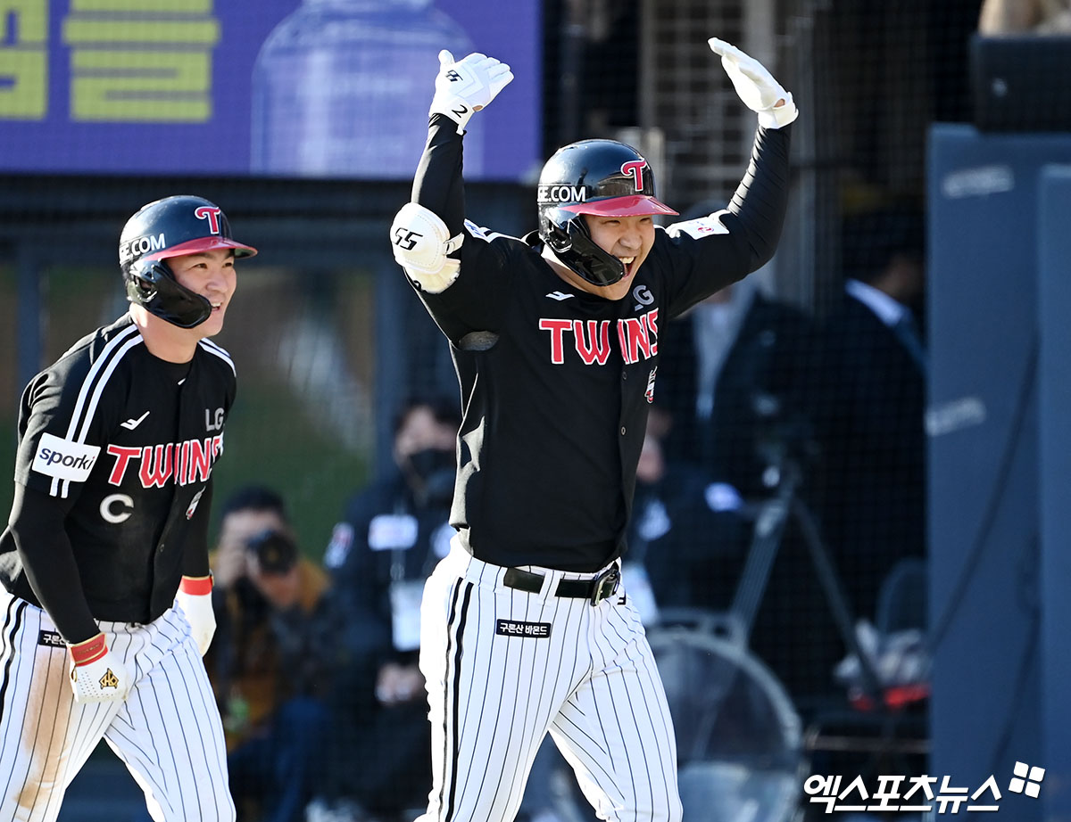 수원KT위즈파크에서 열린 '2023 신한은행 SOL KBO 포스트시즌' LG 트윈스와 KT 위즈의 한국시리즈 4차전 경기, 6회초 1사 1루 LG 문보경이 투런 홈런을 날린 후 기뻐하고 있다. 엑스포츠뉴스DB