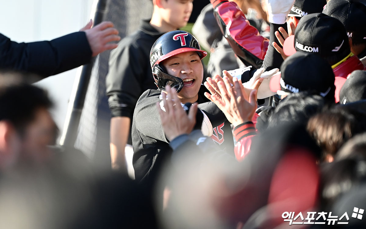 수원KT위즈파크에서 열린 '2023 신한은행 SOL KBO 포스트시즌' LG 트윈스와 KT 위즈의 한국시리즈 4차전 경기, 6회초 1사 1루 LG 문보경이 투런 홈런을 날린 후 기뻐하고 있다. 엑스포츠뉴스DB