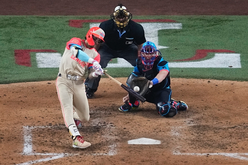 17일(한국시간) 미국 텍사스주 알링턴 글로브라이프필드에서 열린 2024 MLB 올스타전에서 아메리칸리그가 내셔널리그에 5-3으로 역전승을 거뒀다. 아메리칸리그 재런 듀란은 결승 홈런을 치고 MVP를 수상했다. AP 연합뉴스