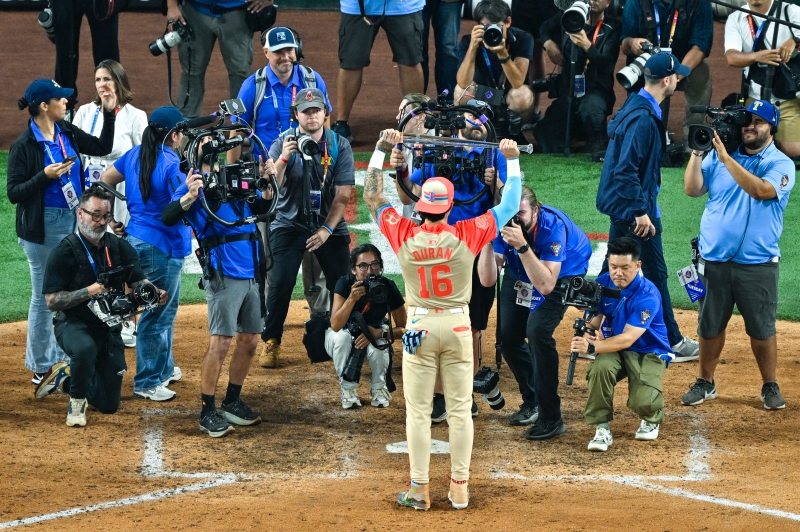 17일(한국시간) 미국 텍사스주 알링턴 글로브라이프필드에서 열린 2024 MLB 올스타전에서 아메리칸리그가 내셔널리그에 5-3으로 역전승을 거뒀다. 아메리칸리그 재런 듀란은 결승 홈런을 치고 MVP를 수상했다. USA TODAY 연합뉴스