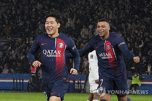 PSG(파리 생제르맹)는 이강인을 매각할 생각이 없다. 최근 이강인의 나폴리와 뉴캐슬 유나이티드 이적설이 제기된 가운데 루이스 엔리케 감독이 이강인을 팀의 핵심 자원으로 평가하고 있으며, PSG의 목표는 젊은 선수들로 팀을 구성하는 것이기 때문에 이강인을 내보낼 이유가 전혀 없다는 주장이 등장했다. 사진 연합뉴스