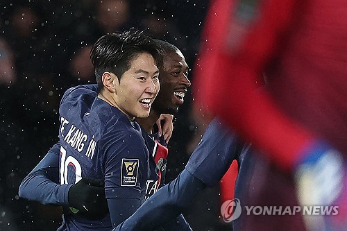 PSG(파리 생제르맹)는 이강인을 매각할 생각이 없다. 최근 이강인의 나폴리와 뉴캐슬 유나이티드 이적설이 제기된 가운데 루이스 엔리케 감독이 이강인을 팀의 핵심 자원으로 평가하고 있으며, PSG의 목표는 젊은 선수들로 팀을 구성하는 것이기 때문에 이강인을 내보낼 이유가 전혀 없다는 주장이 등장했다. 사진 연합뉴스