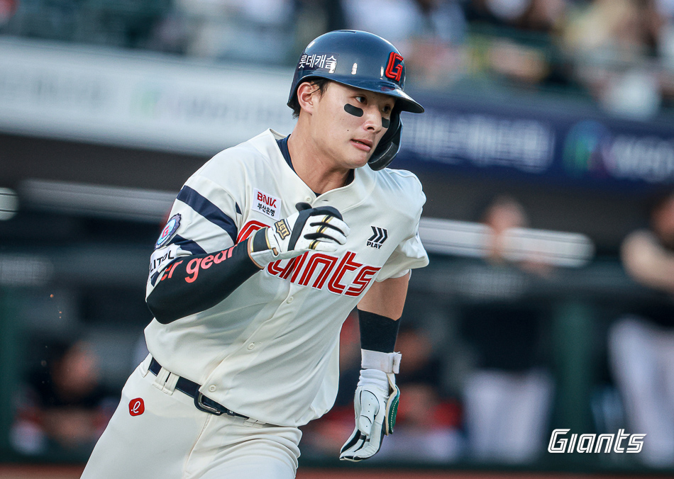 롯데 외야수 윤동희는 17일 울산 문수야구장에서 열릴 '2024 신한 SOL Bank KBO 리그' 두산과 주중 3연전 두 번째 맞대결을 앞두고 선발 명단에서 빠졌다. 최근 몸 상태가 무거워 보였던 윤동희는 이날 휴식 차원에서 한 차례 쉬어간다. 경기 후반 투입은 가능하다. 롯데 자이언츠