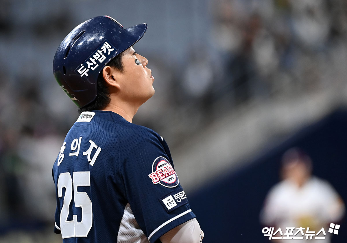 두산 포수 양의지는 16일 울산 문수야구장에서 열린 '2024 신한 SOL Bank KBO 리그' 롯데 자이언츠와 주중 3연전 첫 경기에 4번타자 포수로 선발 출전했다. 경기 중 무릎 타박상으로 통증을 호소했지만, 선발 투수 최원준과 끝까지 배터리 호흡을 맞추기 위해 최대한 버텼다. 엑스포츠뉴스 DB