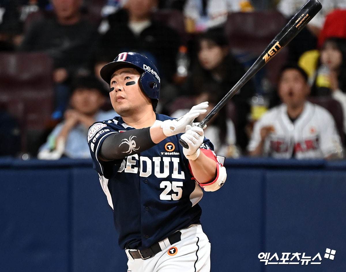 두산 포수 양의지는 16일 울산 문수야구장에서 열린 '2024 신한 SOL Bank KBO 리그' 롯데 자이언츠와 주중 3연전 첫 경기에 4번타자 포수로 선발 출전했다. 경기 중 무릎 타박상으로 통증을 호소했지만, 선발 투수 최원준과 끝까지 배터리 호흡을 맞추기 위해 최대한 버텼다. 엑스포츠뉴스 DB