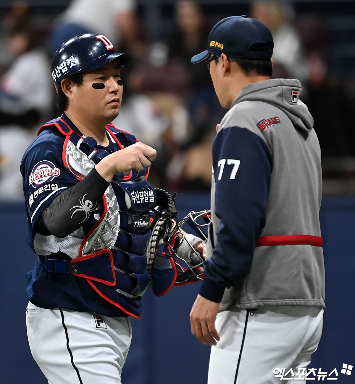 두산 포수 양의지(오른쪽)는 16일 울산 문수야구장에서 열린 '2024 신한 SOL Bank KBO 리그' 롯데 자이언츠와 주중 3연전 첫 경기에 4번타자 포수로 선발 출전했다. 경기 중 무릎 타박상으로 통증을 호소했지만, 선발 투수 최원준과 끝까지 배터리 호흡을 맞추기 위해 최대한 버텼다. 엑스포츠뉴스 DB