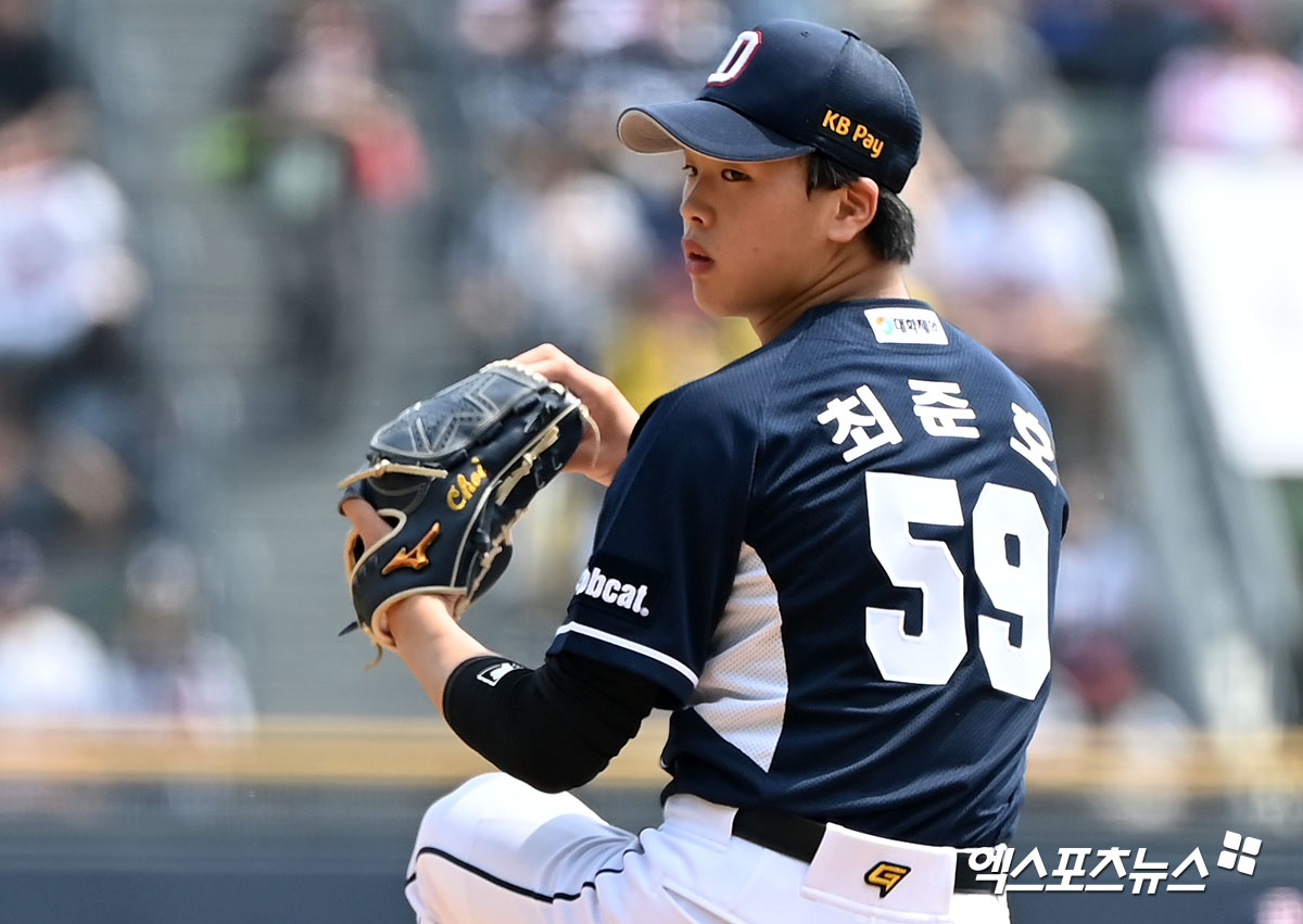 두산 투수 최준호는 17일 울산 문수야구장에서 열릴 '2024 신한 SOL Bank KBO 리그' 롯데 자이언츠와 주중 3연전 두 번째 경기를 앞두고 1군 엔트리에 합류했다. 그는 이날 선발 등판한다. 엑스포츠뉴스 DB