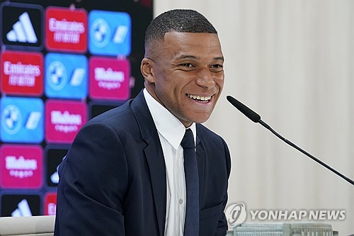 유럽축구 정상에 오르겠다는 킬리안 음바페의 선언은 마치 전 소속팀인 PSG(파리 생제르맹)을 겨냥하는 것처럼 보인다. PSG에서 뛰는 내내 한 번도 유럽축구연맹(UEFA) 챔피언스리그에서 우승을 차지하지 못했던 음바페는 레알 마드리드 입단식에서 챔피언스리그 우승을 위해 레알 마드리드에 합류했다며 챔피언스리그에서 우승하고 싶다는 당찬 포부를 밝혔다. 사진 연합뉴스