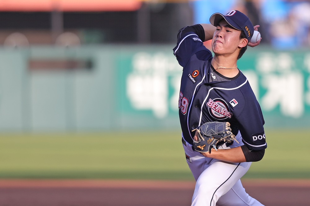 두산 투수 최준호는 17일 울산 문수야구장에서 열린 '2024 신한 SOL Bank KBO 리그' 롯데와 주중 3연전 두 번째 맞대결에서 선발 등판했다. 이날 6이닝 무실점을 기록했지만, 구원진 난조로 승리와 인연을 맺지 못했다. 두산 베어스