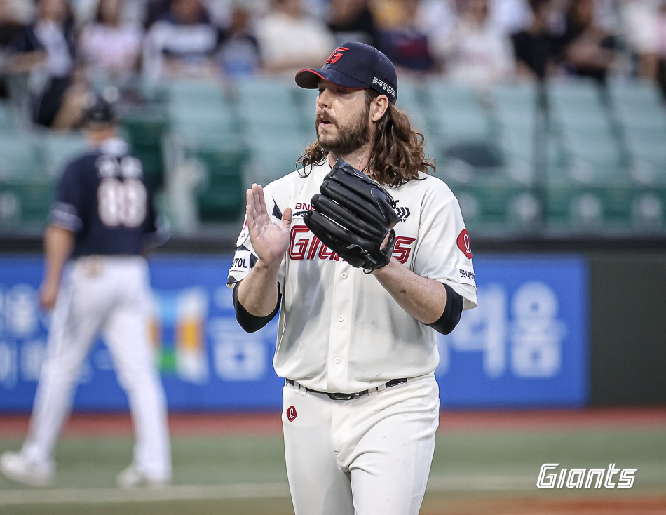 롯데 투수 윌커슨은 17일 울산 문수야구장에서 열린 '2024 신한 SOL Bank KBO 리그' 두산과 주중 3연전 두 번째 맞대결에서 선발 등판했다. 이날 6이닝 2실점으로 호투했지만, 타선 침체로 패전 투수가 됐다. 롯데 자이언츠