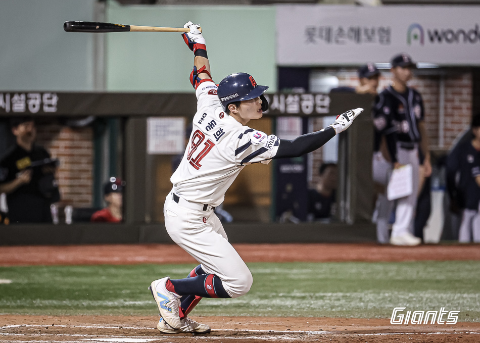 롯데 외야수 윤동희는 17일 울산 문수야구장에서 열린 '2024 신한 SOL Bank KBO 리그' 두산과 주중 3연전 두 번째 맞대결을 앞두고 8회말 대타로 출전했다. 2사 2루에서 동점타를 때려 공격에 활력을 불어넣었다. 롯데 자이언츠