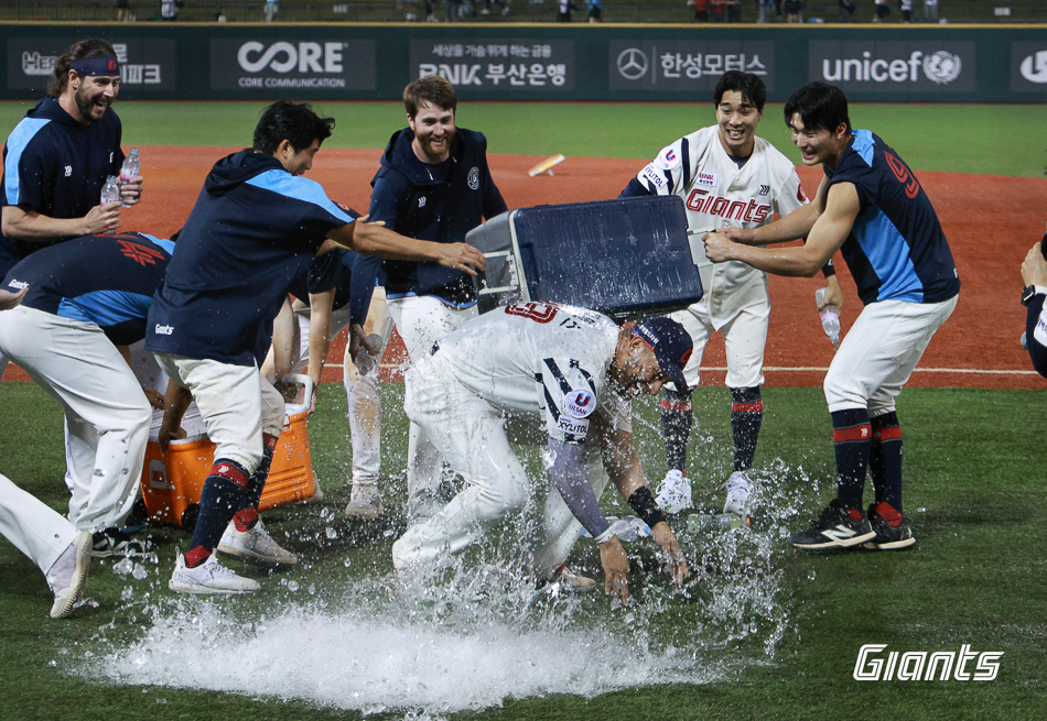 롯데 외야수 레이예스(가운데)는 17일 울산 문수야구장에서 열린 '2024 신한 SOL Bank KBO 리그' 두산과 주중 3연전 두 번째 맞대결에서 4번타자 우익수로 선발 출전했다. 10회말 끝내기 만루 홈런을 쳐 팀 승리에 힘을 보탰다. 롯데 자이언츠