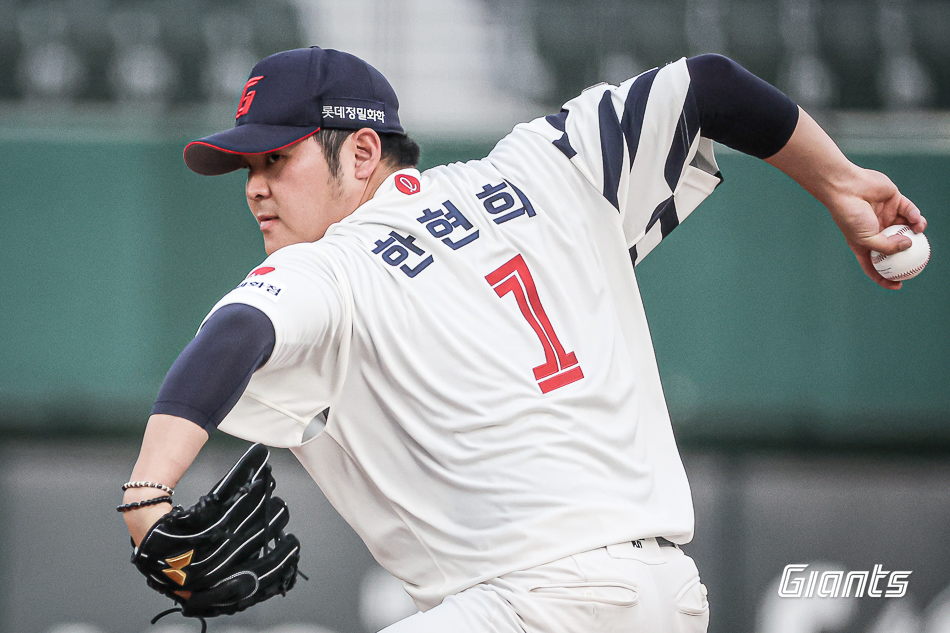 롯데 투수 한현희는 17일 울산 문수야구장에서 열린 '2024 신한 SOL Bank KBO 리그' 두산과 주중 3연전 두 번째 경기에서 구원 등판했다. 이날 1⅔이닝 무실점으로 팀 승리에 보탬이 됐다. 롯데 자이언츠 